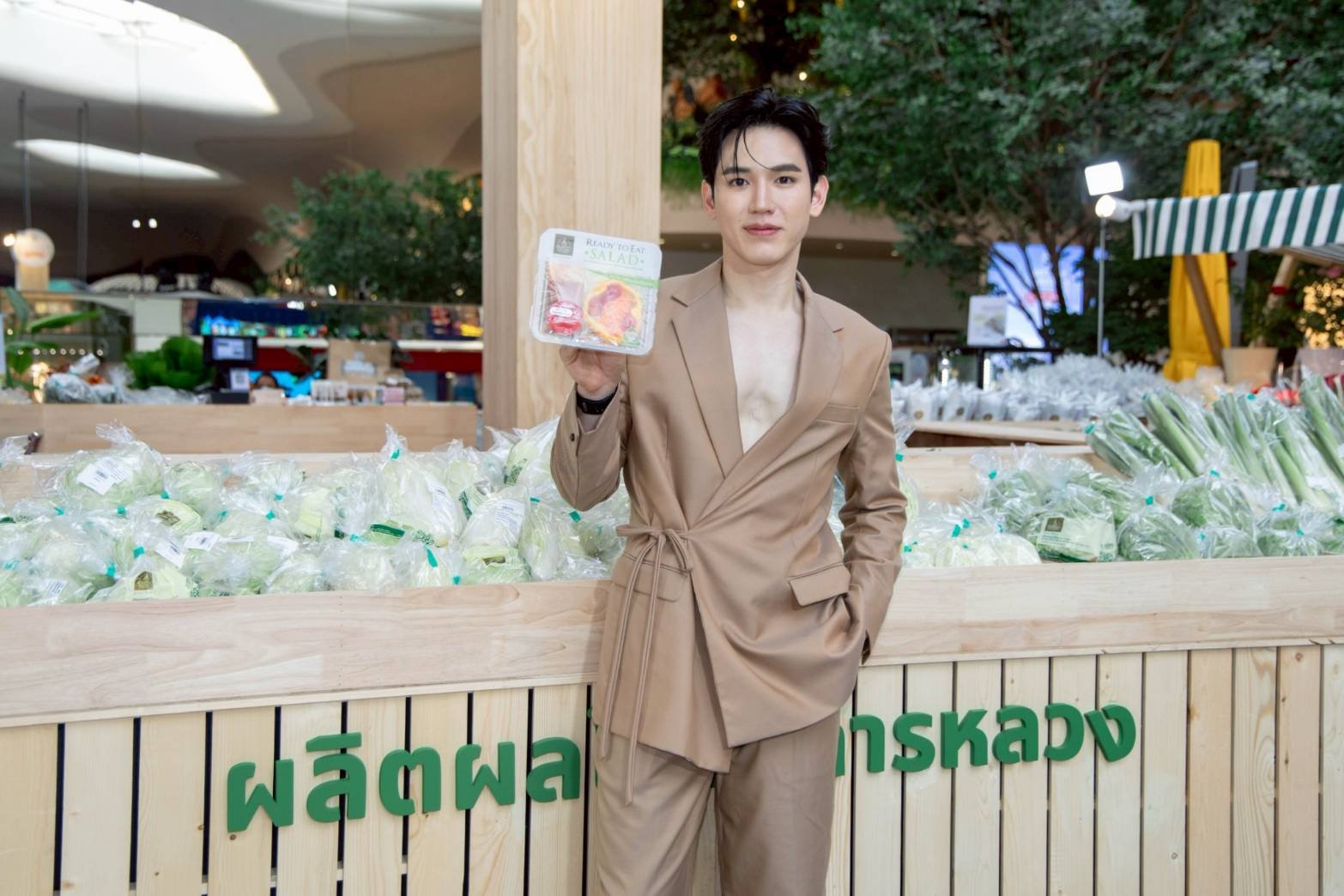 “นิว ฐิติภูมิ” โชว์สกิลบาริสต้า เสิร์ฟเครื่องดื่มสูตรพิเศษจากโครงการหลวงในงาน Royal Project Gastronomy Festival 2026 @ Siam Paragon